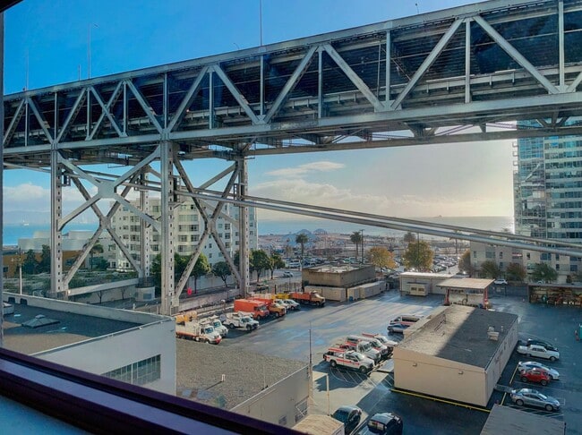 Building Photo - Newly Remodeled 1 Bed, 1 Bath Condo with O...
