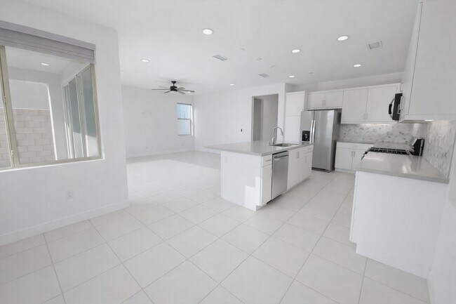 Building Photo - 35770 McCarthy St