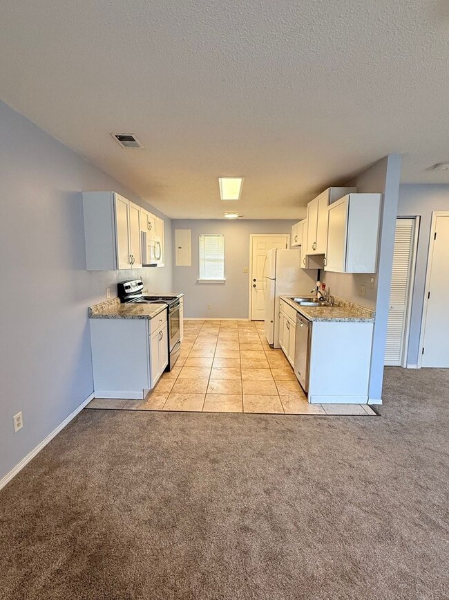 Building Photo - 2 Bedroom Duplex Near City Park – Alley Access & Off-Street Parking