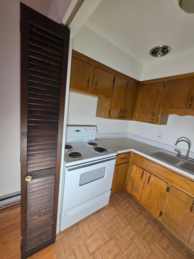 Building Photo - 336 Lathrop Ave