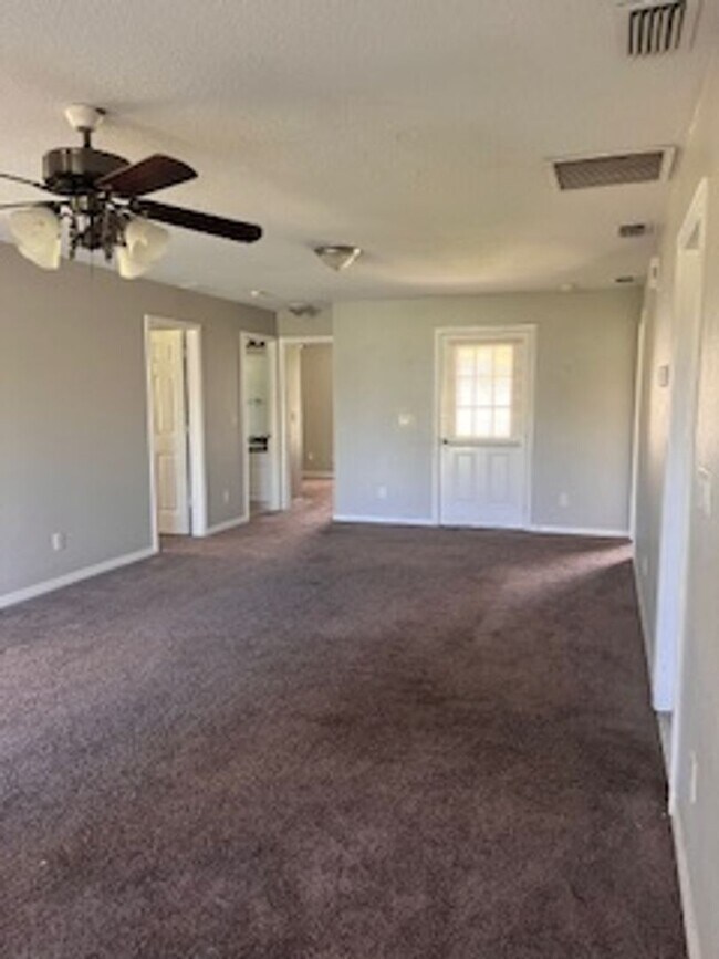 Building Photo - Three Bedroom Two bath