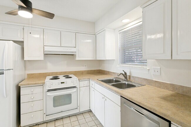 Building Photo - 1255 Roaring Springs Rd