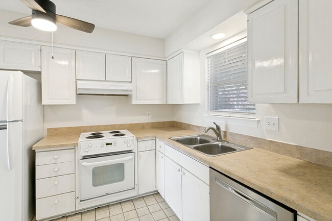 Building Photo - Beautifully Updated 2-Bedroom Condo in Gated Indian Creek Community!