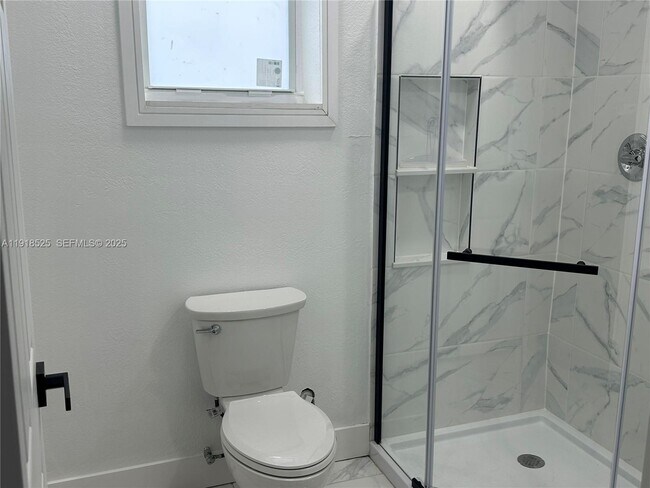 Building Photo - 1308 NW 13th Ct