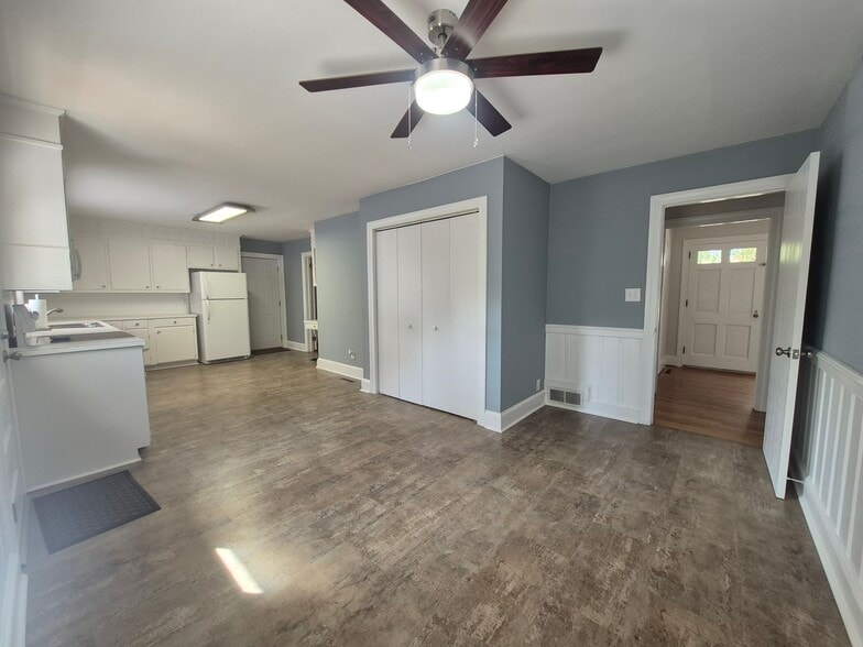 Building Photo - 1802 S Elm St