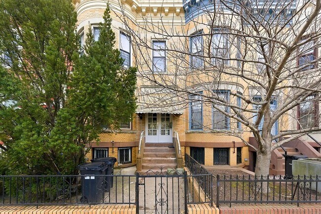 Building Photo - 308 E 8th St