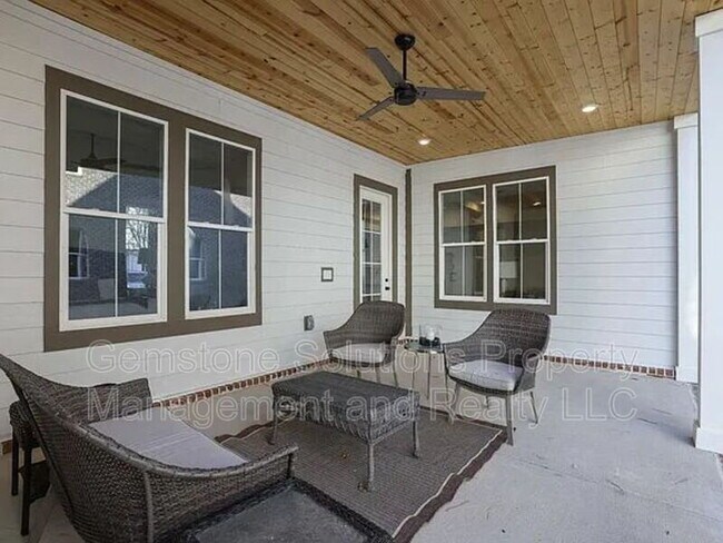 Building Photo - 207 Fairground St