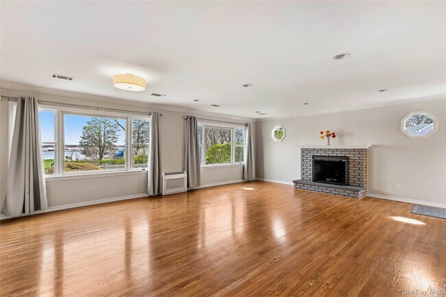 Building Photo - 373 Great River Rd