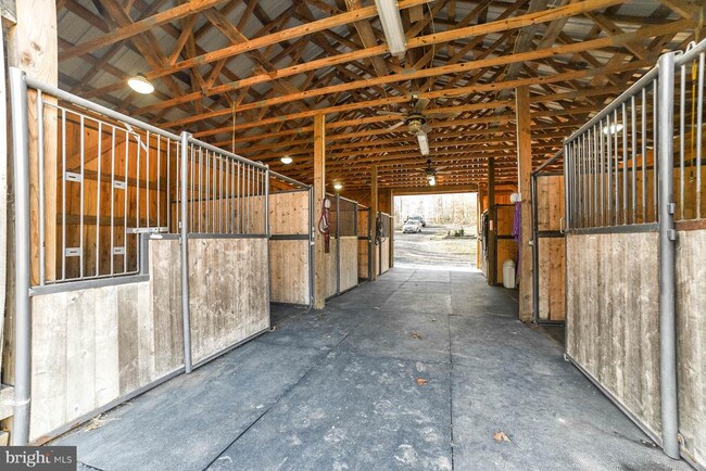 Building Photo - 24900 Fox Run Ln