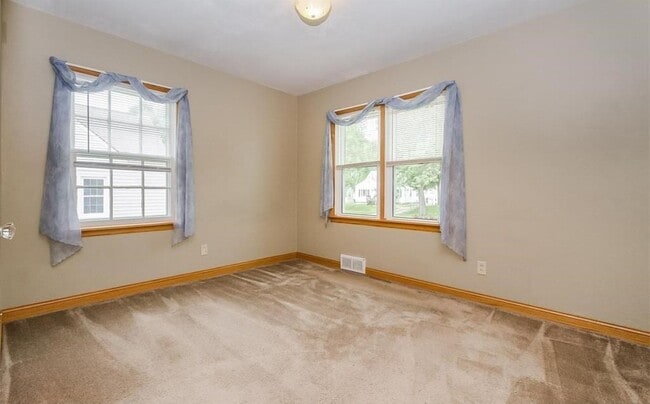 Building Photo - 3 Bedroom/1.5 Bathroom House - Available August 1st, 2025!