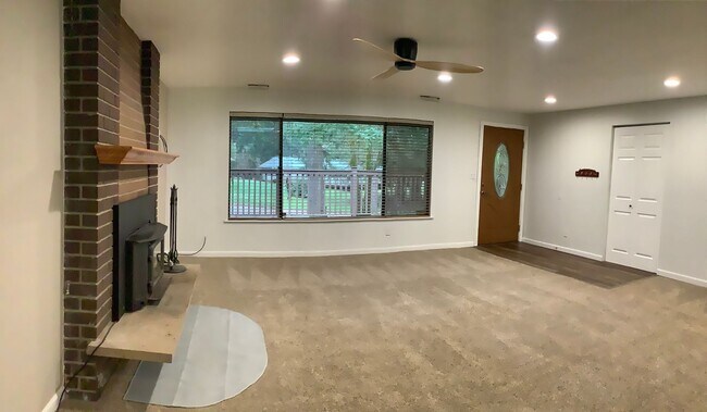 Building Photo - 1 STORY RAMBLER 3 BED 1.5 BATH IN PORT ORCHARD