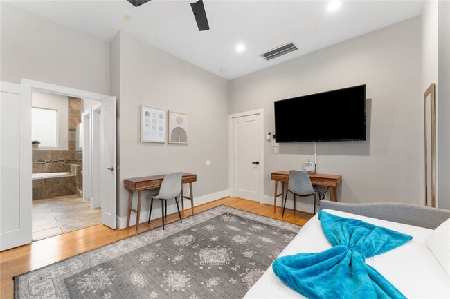 Building Photo - 3802 Lovejoy St