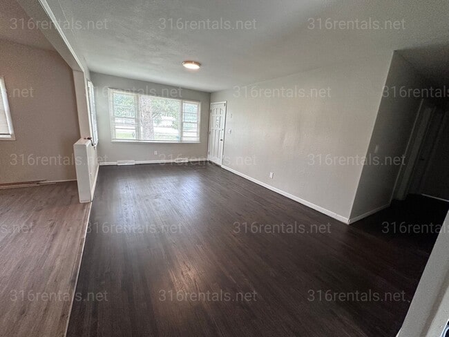 Building Photo - $1,195 - 3 bedroom / 1 bathroom - Single Family Home