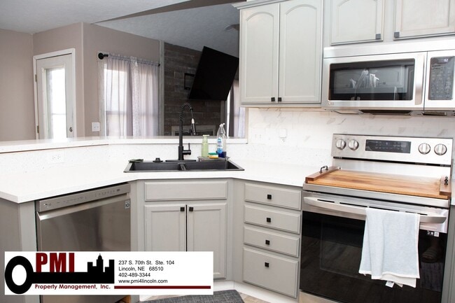 Building Photo - 4 Bedroom and 3 bathroom Fully Furnished