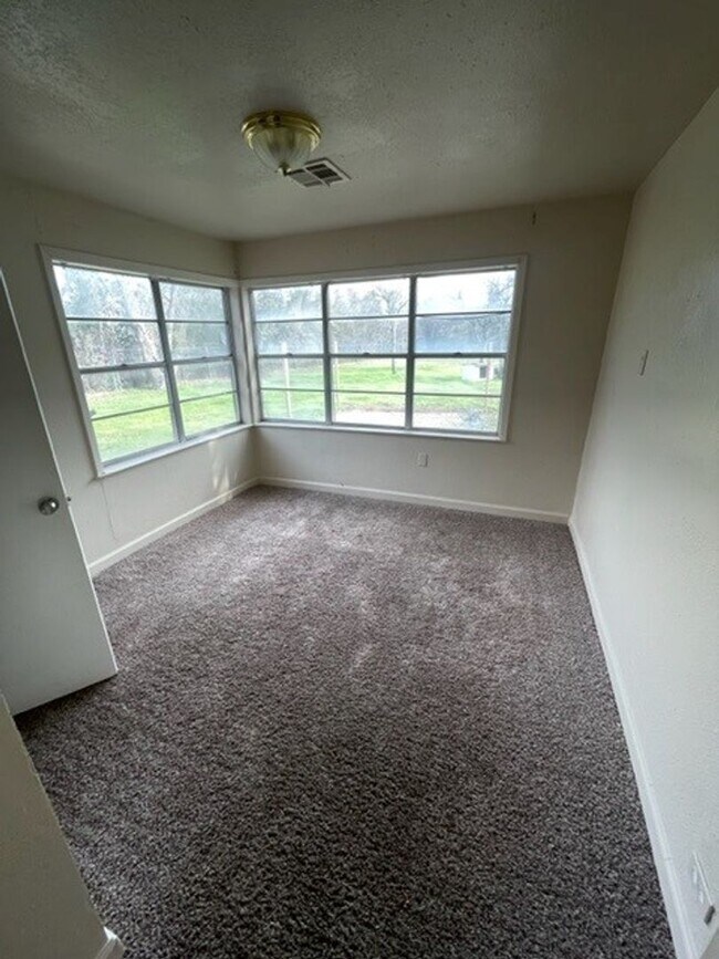 Building Photo - Updated La Vega ISD Home