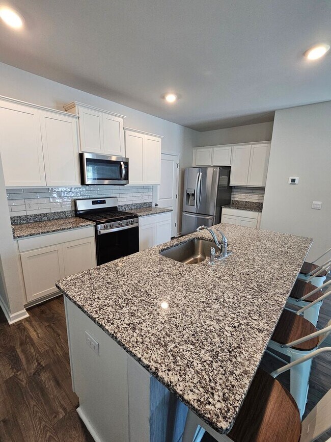 Building Photo - Beautiful Home 4 Bedroom 2.5 Bath