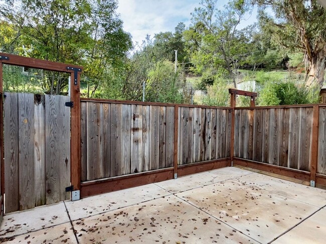 Building Photo - Carriage House