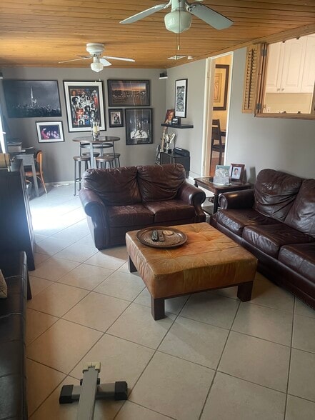 Building Photo - 5325 Dunrobin Ave