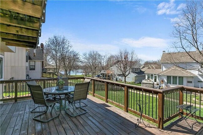 Building Photo - Huge Home in Raintree Lake!!!