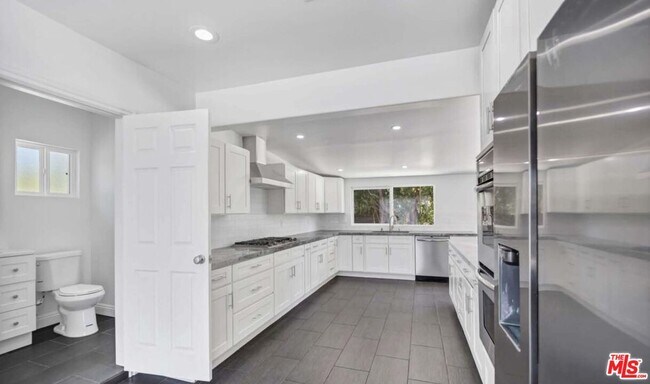 Building Photo - 23046 Leonora Dr