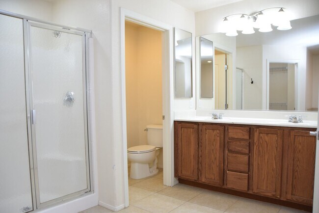 Building Photo - HENDERSON UPGRADED 4 BEDROOM HOME