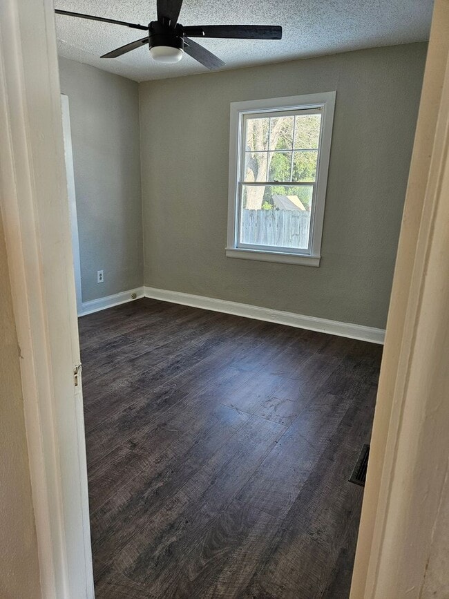 Building Photo - Large Cape Cod