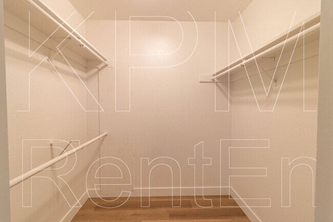 Building Photo - 443 E Robinhood Dr
