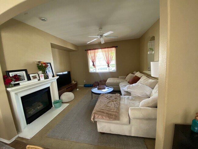Building Photo - 3 Bedrooms with attached garage in Harveston