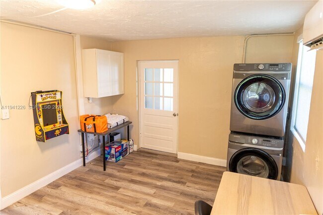 Building Photo - 250 NW 14th Way