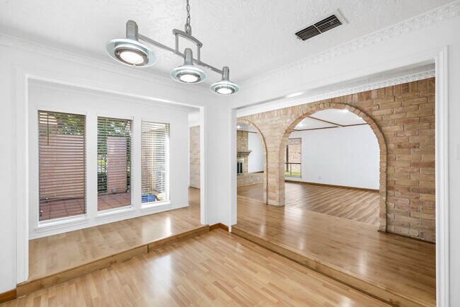 Building Photo - 14014 Briar Pl Dr