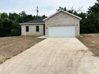 Building Photo - 4 bedroom 2 bath Bolivar MO
