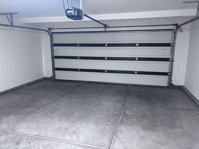 Building Photo - 3 bed / 2.5 bath / 2-car with washer/dryer/fridge 2019 built END UNIT!