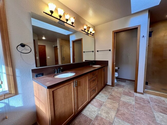 Building Photo - Private 5 Acres