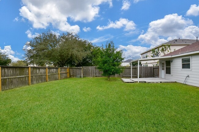 Building Photo - 15327 Mission Oak Dr