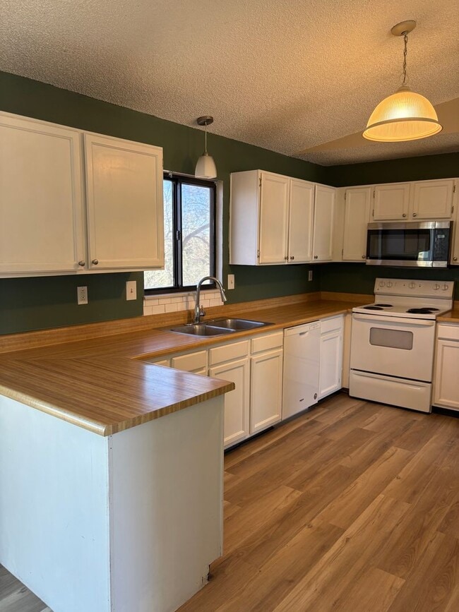 Building Photo - $1950 2 Bed/2 Bath + Bonus Room On Spacious Corner Lot off Briargate