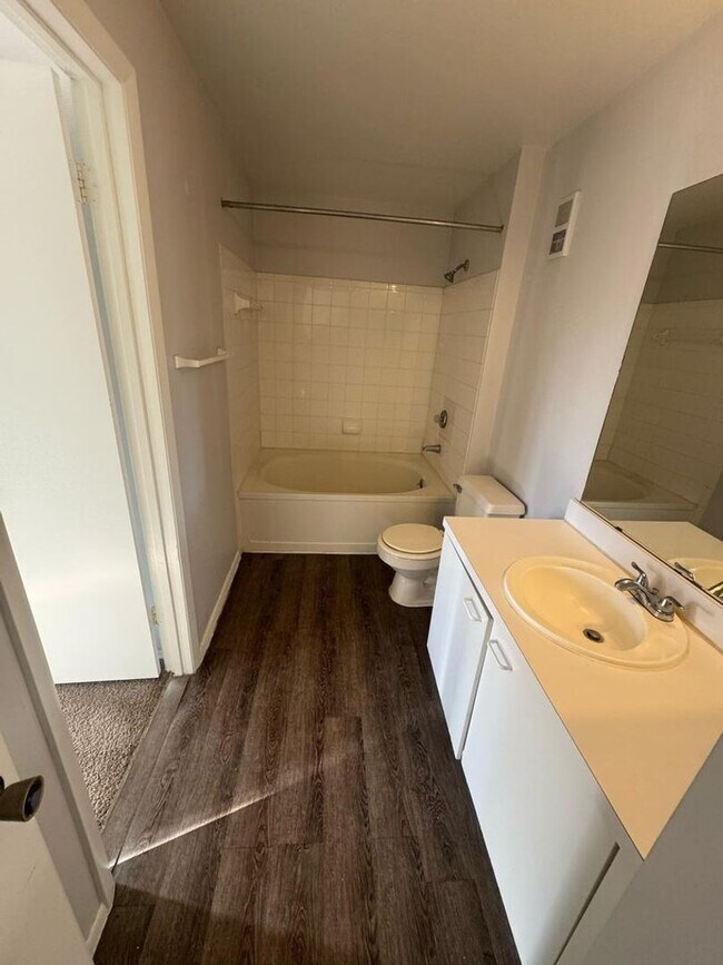Building Photo - 1/1 Spacious Condo in Gated Community
