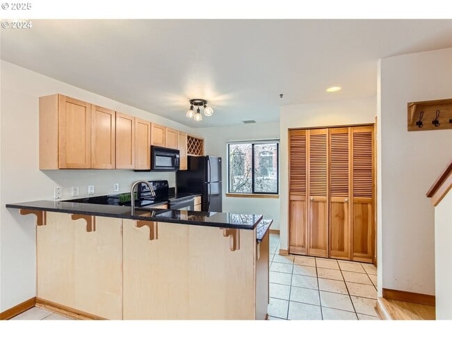 Building Photo - Modern Waterfront Living at The McCormick Pier! Call TODAY to schedule a tour! 503-664-4101