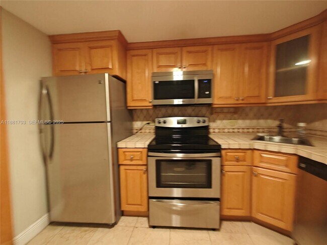 Building Photo - 825 Brickell Bay Dr