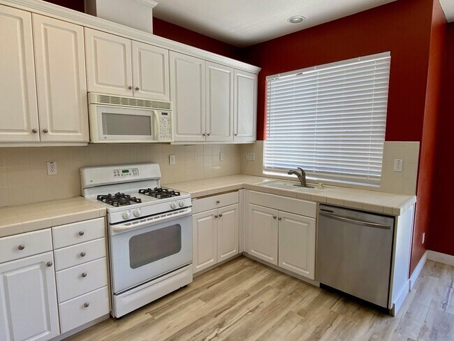 Building Photo - 4 bedroom close to freeway, parks and shopping