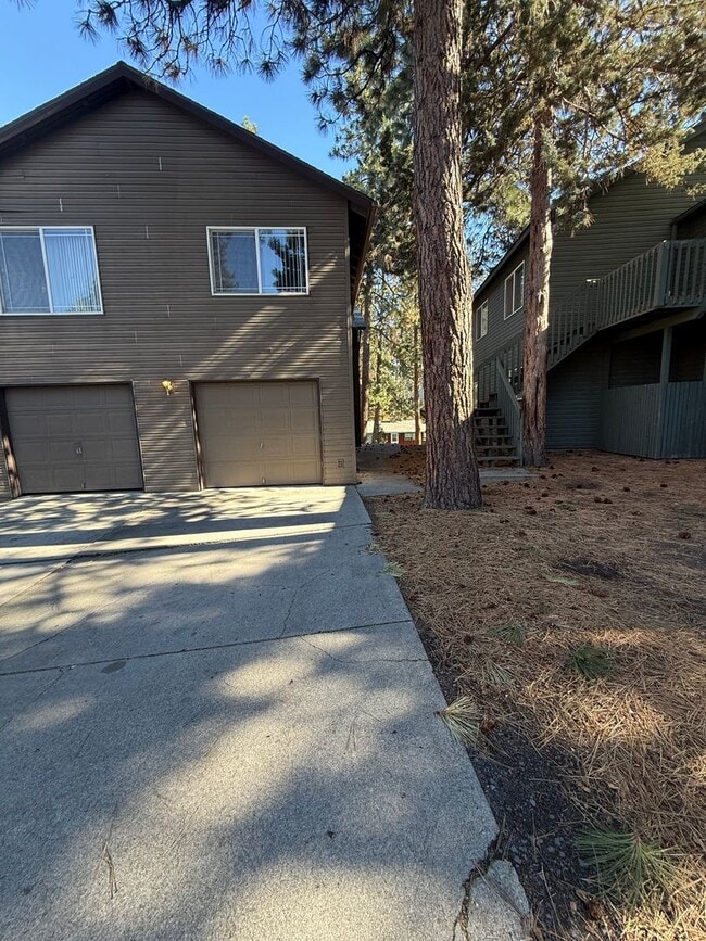 Building Photo - Westside 3 Bdrm, 2 Bath Townhouse close to COCC!  All Appliances, Washer/dryer hookups, Single ga...