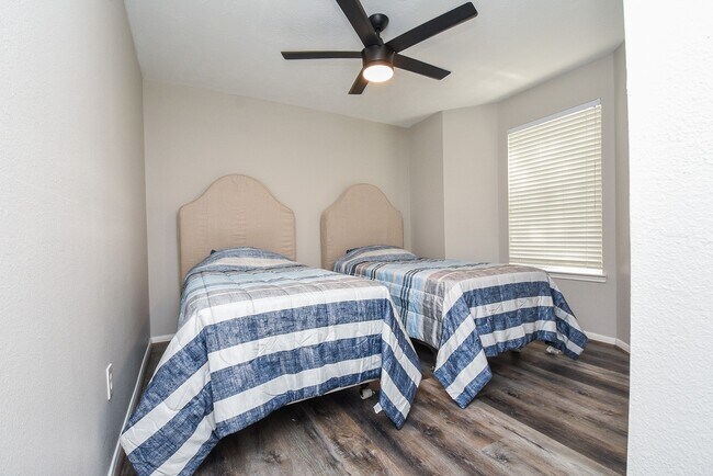 Building Photo - 8051 Bay Branch Dr