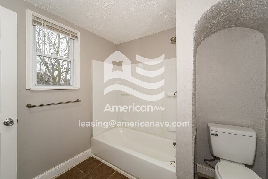 Building Photo - 912 E 34th St