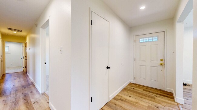 Building Photo - 1925 Leafgreen Dr