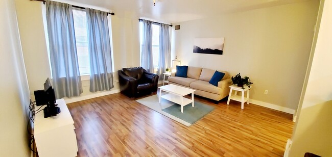 Building Photo - Executive 1 Bedroom Apartment right off 16...