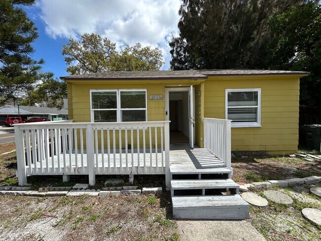 Building Photo - Cozy and stylish duplex in Bradenton, your home away from home! Pet friendly