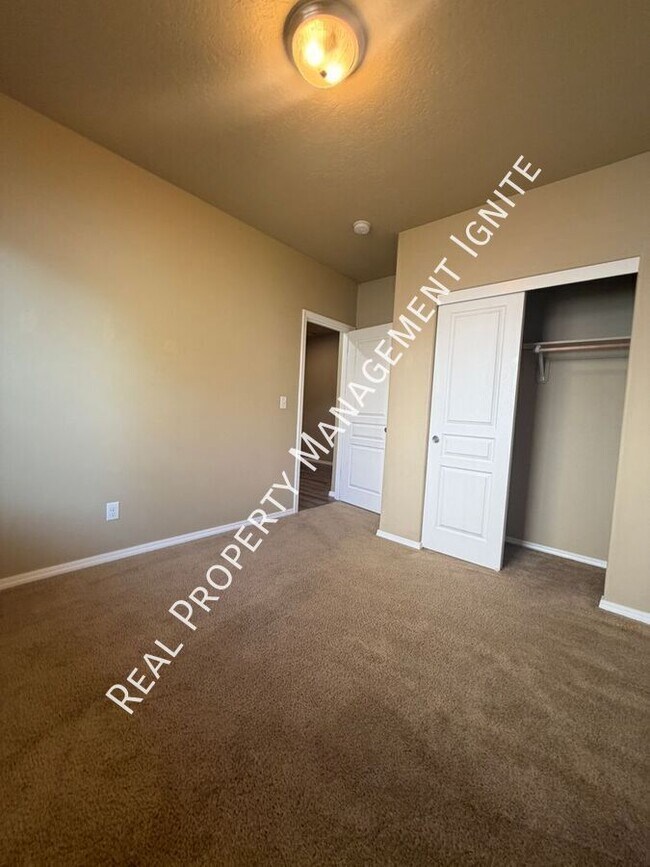 Building Photo - 332 SW Antler Ridge Ln