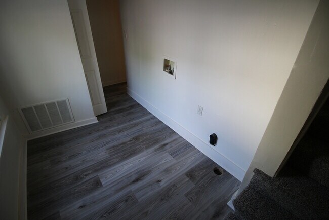 Building Photo - 3 Bedroom unit