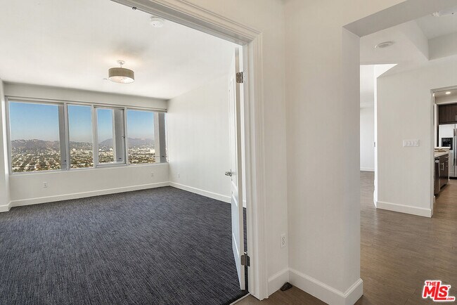 Building Photo - 5670 Wilshire Blvd