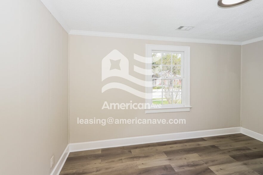 Building Photo - 1580 Burton Ave