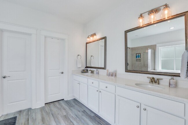 Building Photo - "Lagoon view in Lawton Station - Spacious ...